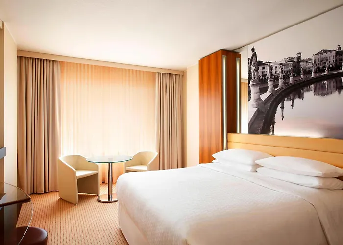 호텔 포 포인츠 바이 쉐라톤 4*